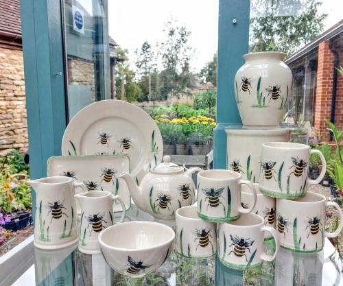 Bee-pottery